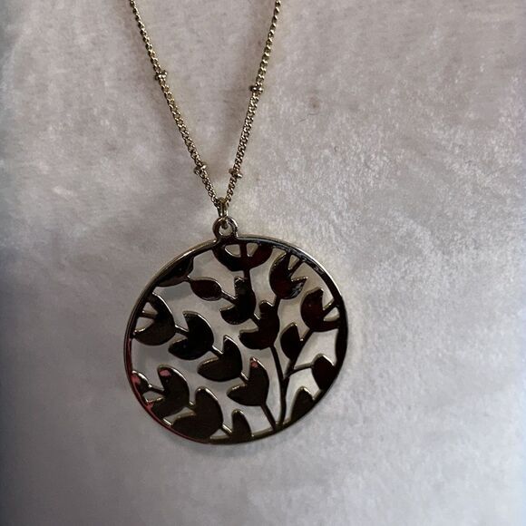 🌸HP🌸Vera Bradley Circle Medallion Necklace! - Picture 4 of 7